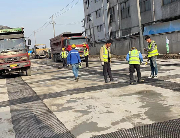 多祥镇老材料的新故事：玻璃纤维土工格栅如何在‘白改黑’浪潮中重获新生？